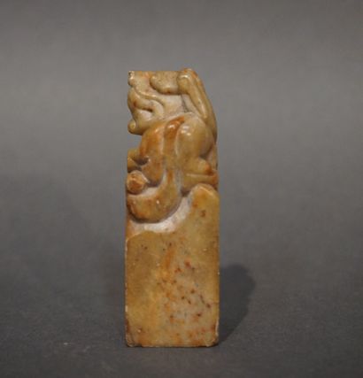 null 
Sceau chinois en pierre à motif de chien de fô (égrenures). 6,5 cm
