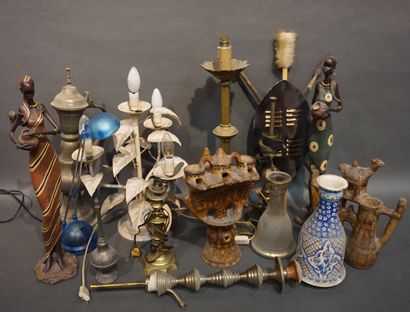 null Manette de lampes, bougeoir, statuettes et bouclier africain, vase oriental,...