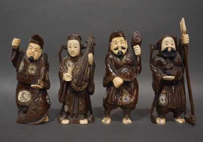 Quatre personnages asiatiques en bois: 
