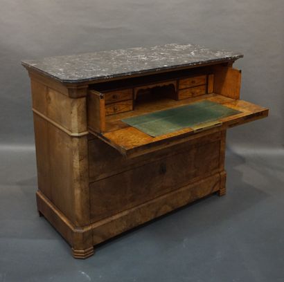 null Commode bureau XIXe en placage de loupe à quatre tiroirs en façade dont un à...