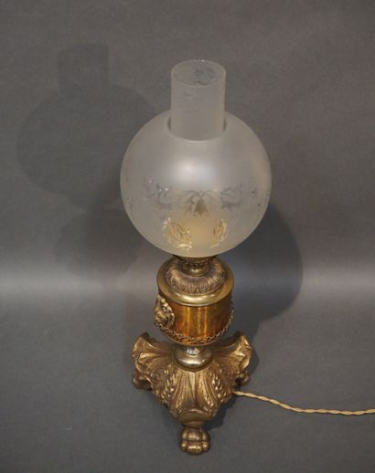 null Lampe éléctrifiée, tripode, en bronze et laiton. 46 cm