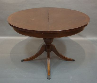 Poggs Table ronde hollandaise à fût central et quatre pieds griffes en acajou et...