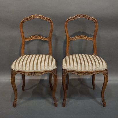 null Paire de chaises en bois naturel garnies de velours rayé, de style Louis XV....