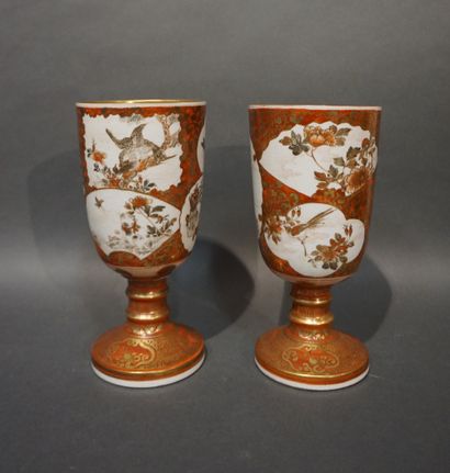 null Paire de vases sur piédouche en porcelaine du Japon à décor de personnages et...