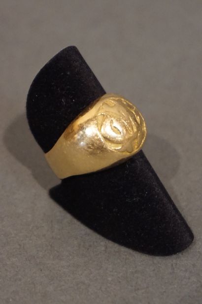 CHEVALIERE Chevalière bombée en or monogrammé (16,5 grs)