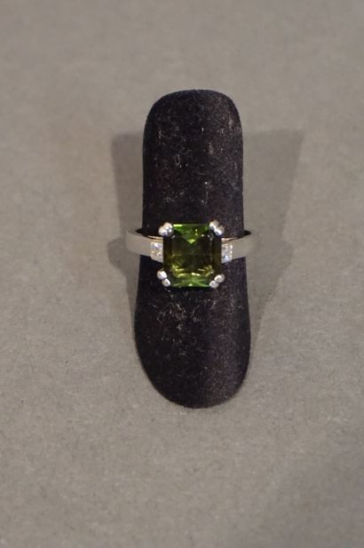 Bague Platinum ring set with a square tourmaline and two baguette-cut diamonds (...