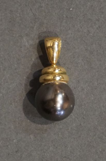 null 
Perle de Tahiti montée en pendentif en or (3,6 grs)
