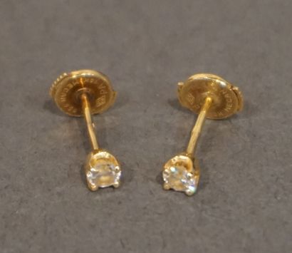 Paire de clous Paire de clous d'oreilles en or sertis chacun diamant (1,6 grs)