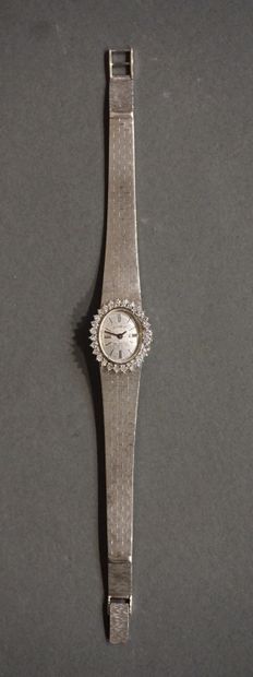 Montre Montre bracelet de dame en or gris à lunette ovale sertie de diamants. Cadran...
