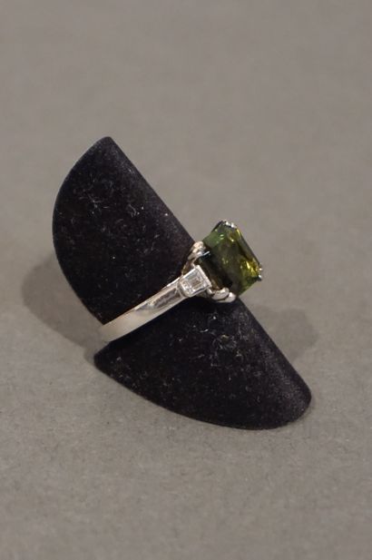 Bague Platinum ring set with a square tourmaline and two baguette-cut diamonds (...
