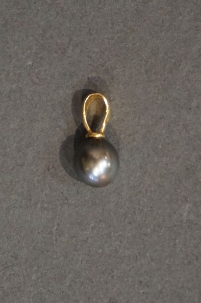 Pendentif 
Pendentif en or orné d'une perle de Tahiti (1gr)
