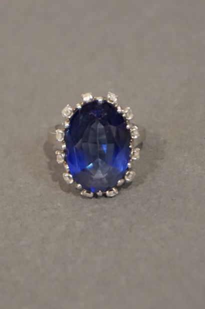Bague Platinum ring set with a large blue stone of syntesis and twelve small diamonds...