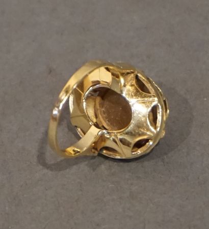 * Bague Gold ring decorated with leaves setting a fine orange oval stone (6.3 gr...