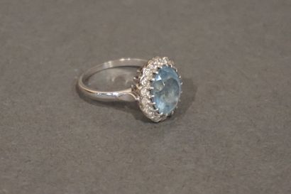 * Bague White gold ring set with a light blue stone (aquamarine?) surrounded by small...