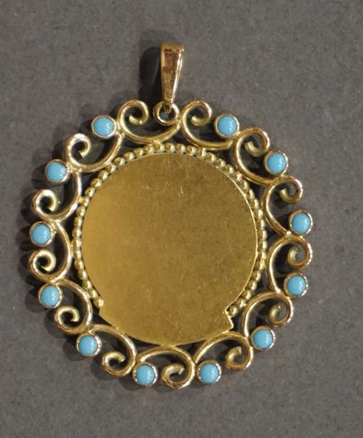 * Pendentif Pendentif en or à profil de la Vierge, à frise émaillée de rinceaux ornée...