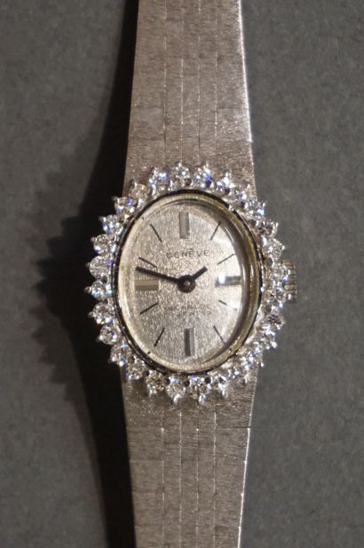 Montre Montre bracelet de dame en or gris à lunette ovale sertie de diamants. Cadran...