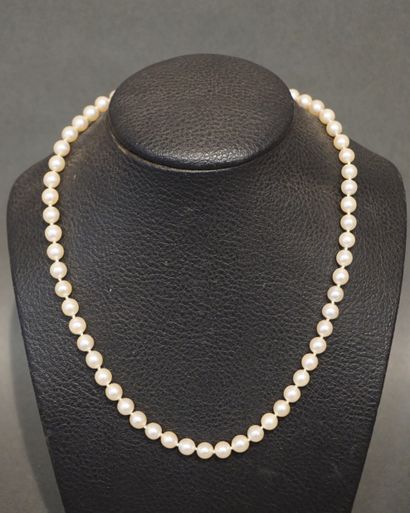 COLLIER Collier de perles à fermoir trèfle en or serti de perles (manques) (Poids...