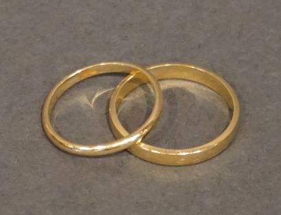 * Alliances Two gold wedding rings (Total weight: 4,2grs)