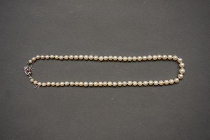 * Collier Necklace of pearls with a white gold clasp set with seven small rubies...