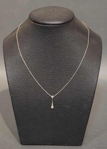 COLLIER Necklace composed of a chain and a pendant in platinum and 14kt white gold...