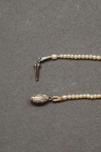 PERLES Collier de petites perles fines ou de culture en chute à fermoir en or gris...