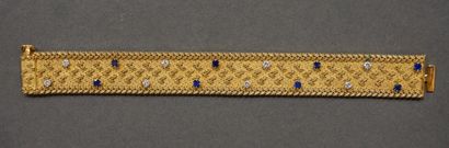 Bracelet Bracelet plat semi rigide en or tressé à motif de chevrons, serti de huit...