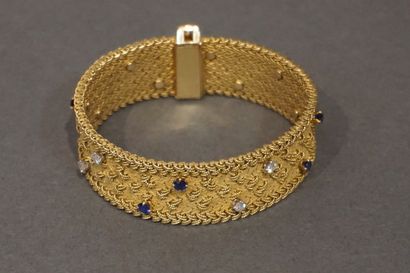 Bracelet Bracelet plat semi rigide en or tressé à motif de chevrons, serti de huit...