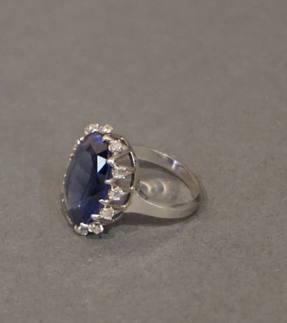 Bague Platinum ring set with a large blue stone of syntesis and twelve small diamonds...