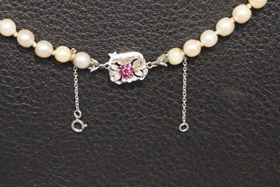 * Collier Necklace of pearls with a white gold clasp set with seven small rubies...
