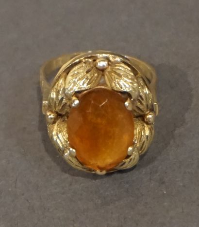 * Bague Gold ring decorated with leaves setting a fine orange oval stone (6.3 gr...