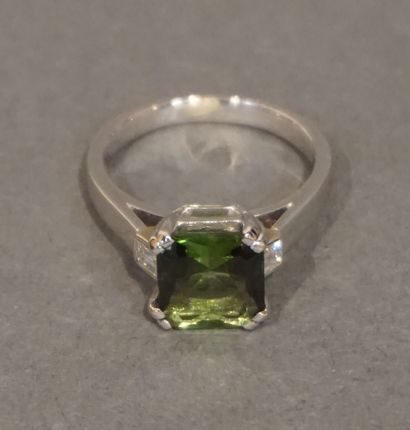 Bague Platinum ring set with a square tourmaline and two baguette-cut diamonds (...