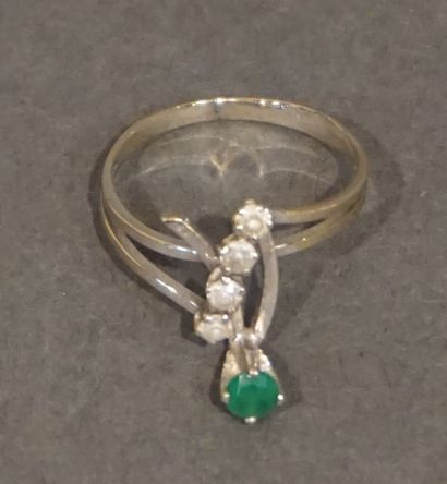 * Bague White gold ring with two rings set with four small diamonds and a small emerald...