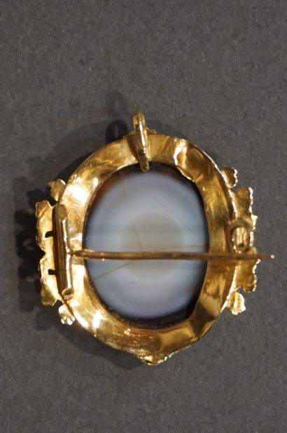 Broche - pendentif Broche - pendentif en or sertie d'un camée à profil de femme (accidentée)...