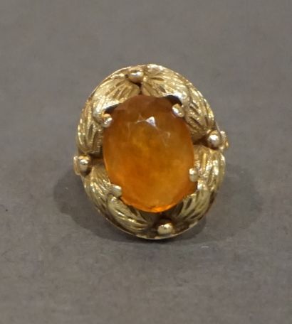 * Bague Gold ring decorated with leaves setting a fine orange oval stone (6.3 gr...