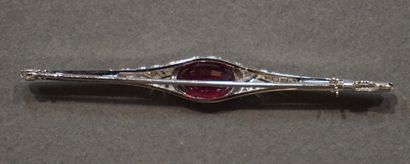 Broche 
Broche barrette en or gris sertie d'une pierre rouge ovale et de diamants...