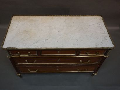 COMMODE Mahogany chest of drawers with three drawers, brass fillets and white marble...