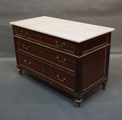 COMMODE Chest of drawers in mahogany and brass rods with fluted uprights, with three...