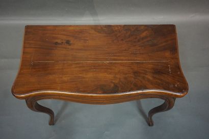 null Mahogany game table with flap top (crack, wear). 73x84x42 cm