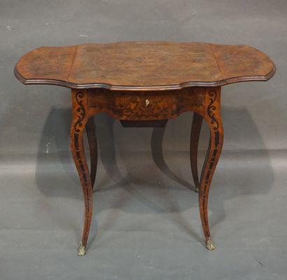 null Small table with two flaps in marquetry of foliage. Louis XV style (wear, missing...