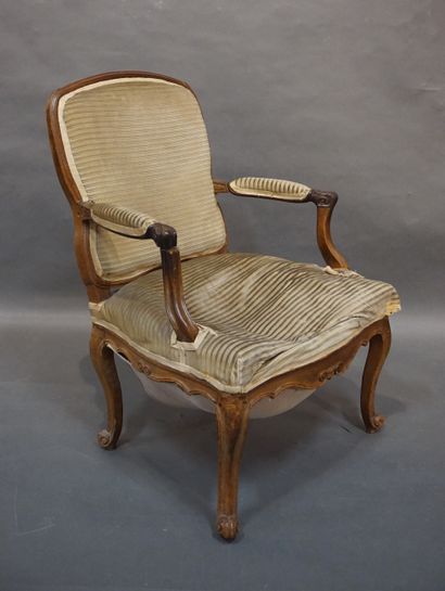 FAUTEUILS Paire de fauteuils en bois naturel mouluré, à dossiers plats, garnis de...