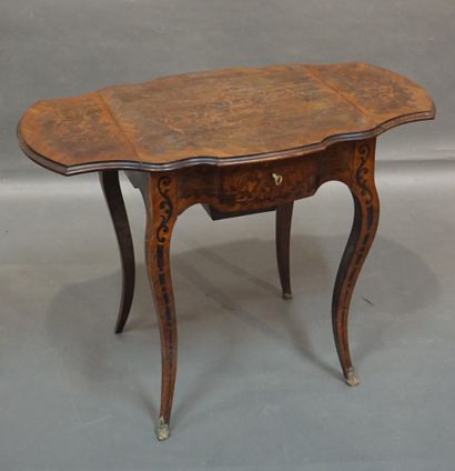 null Small table with two flaps in marquetry of foliage. Louis XV style (wear, missing...