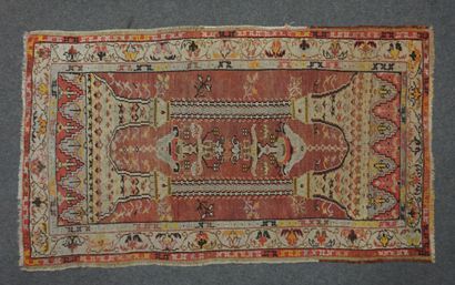 null Prayer rug with columns on a red background and beige border. 155x89 cm
