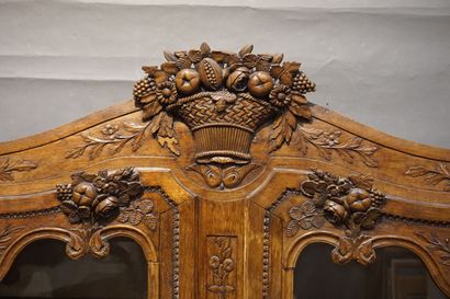 null Norman sideboard with two bodies, glazed in high part, in carved natural wood...