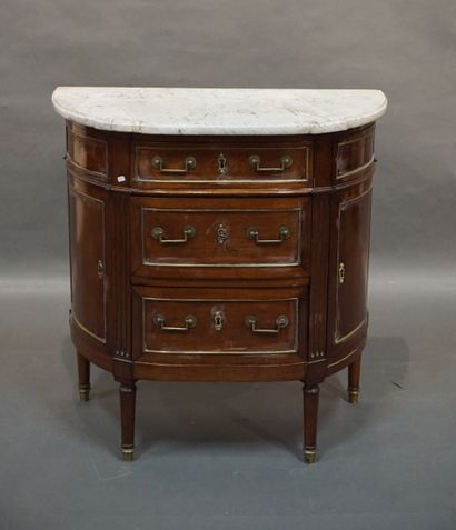 COMMODE DEMI-LUNE Small mahogany half-moon commode with three drawers, two doors...