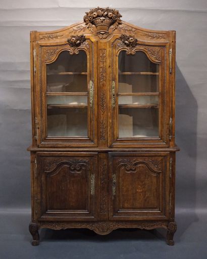 null Norman sideboard with two bodies, glazed in high part, in carved natural wood...