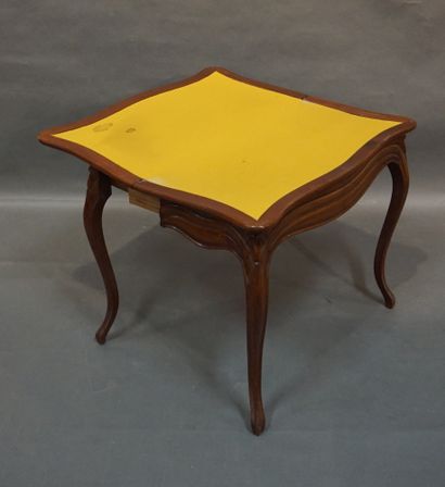 null Mahogany game table with flap top (crack, wear). 73x84x42 cm