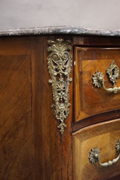 COMMODE Commode en bois de placage à trois tiroirs, ornementation de bronzes dorés...