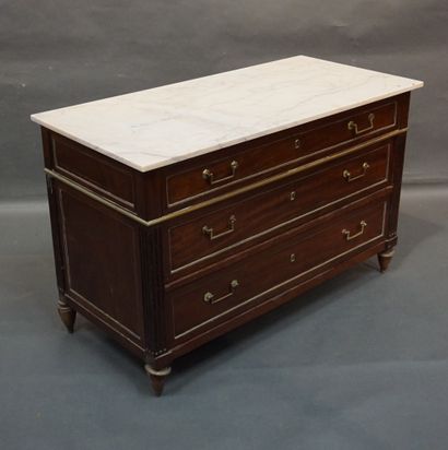 COMMODE Chest of drawers in mahogany and brass rods with fluted uprights, with three...