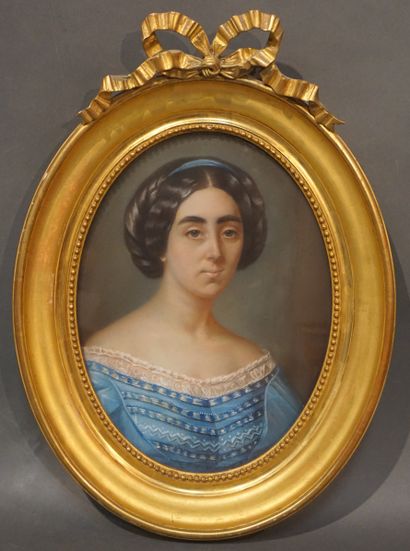 null Ecole XIXe: "Portrait de femme à la robe bleue", pastel à vue ovale. 30x23 ...