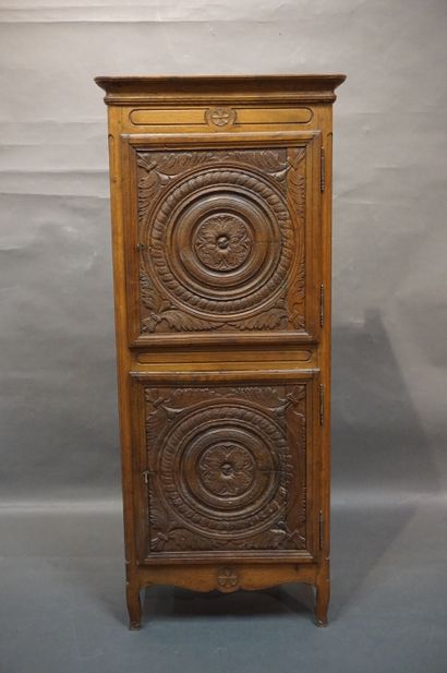 null Standing man with two doors in natural wood molded and carved with rosettes....